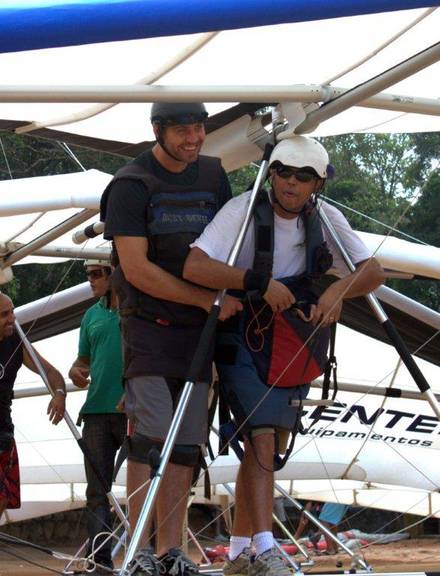 Paul Walker voa de asa delta no Rio