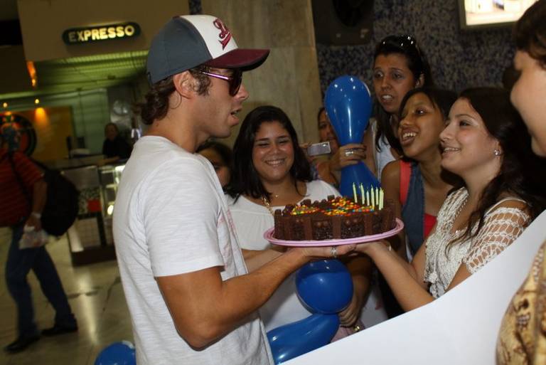 Mau Mau é recebido por seu fã clube com bolo de aniversário