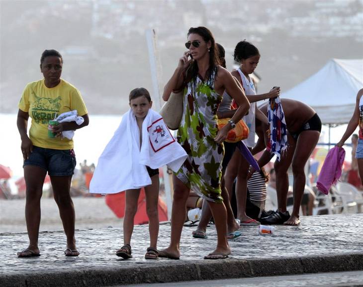 Glenda Koslowski aproveita o dia com seu filho na praia