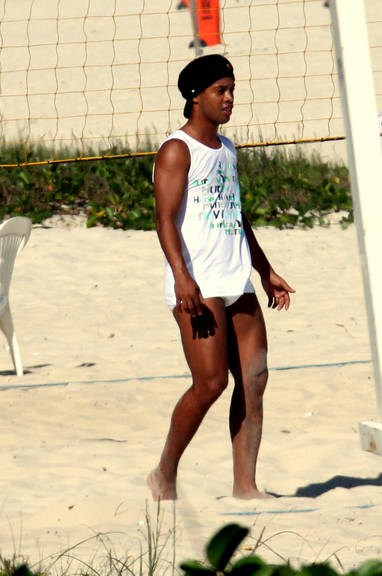 Ronaldinho Gaúcho mostra disposição na praia