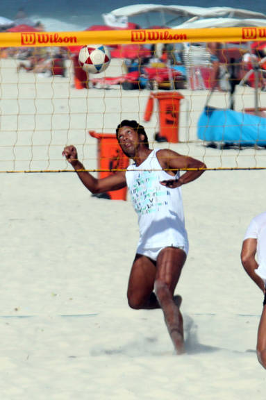 Ronaldinho Gaúcho mostra disposição na praia