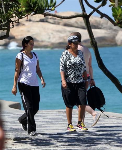 Regina Cazé caminha em Ipanema