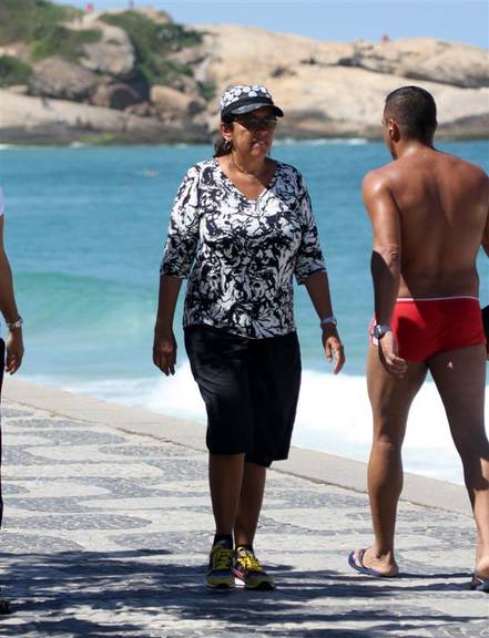 Regina Cazé caminha em Ipanema