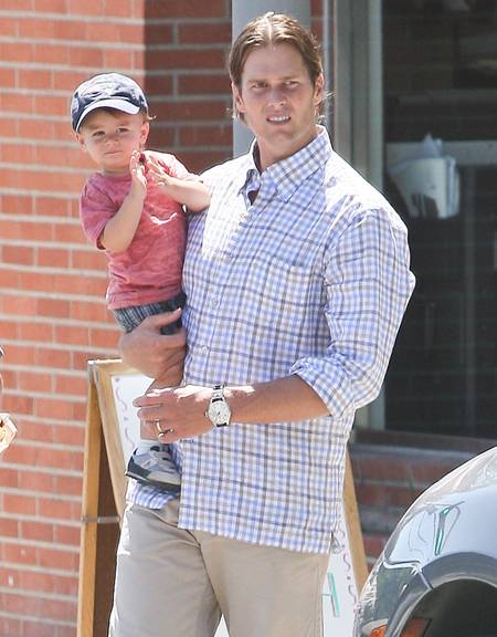 Tom Brady e o filho Benjamin em dia de passeio