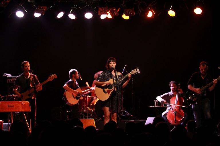 Tiê canta no Teatro Rival