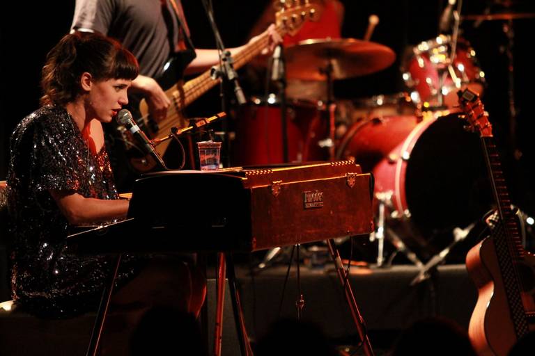 Tiê canta no Teatro Rival