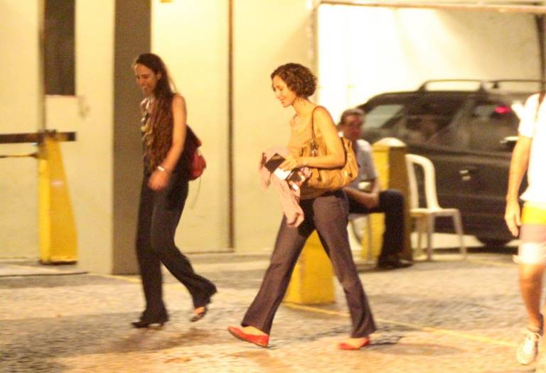 Camila Pitanga e amiga caminham no fim de tarde pelo Leblon