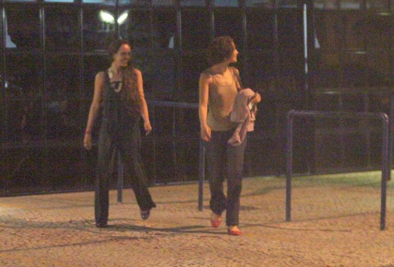 Camila Pitanga e amiga caminham no fim de tarde pelo Leblon