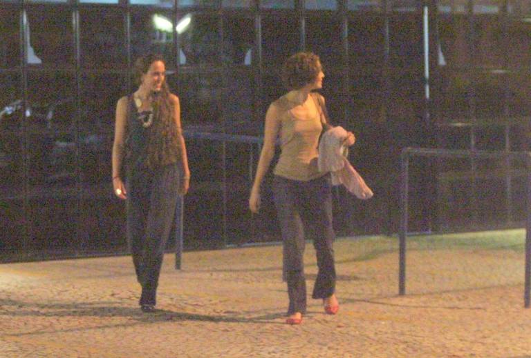 Camila Pitanga e amiga caminham no fim de tarde pelo Leblon