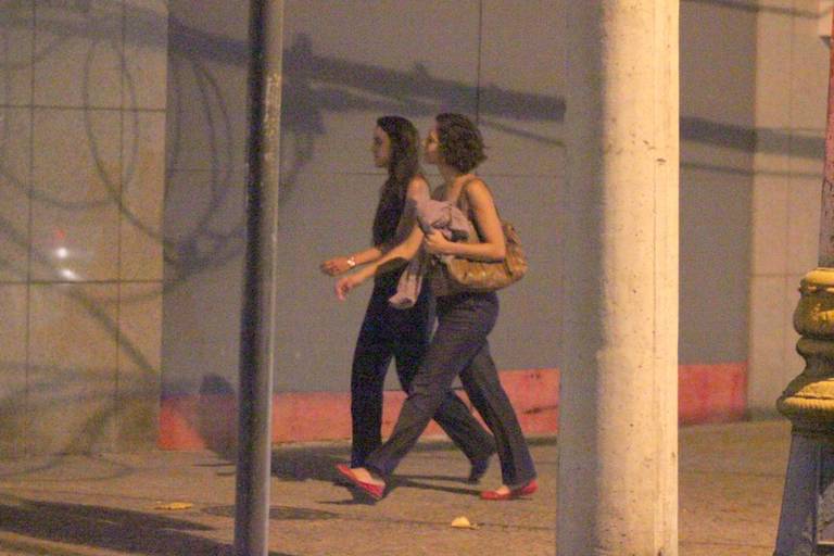 Camila Pitanga e amiga caminham no fim de tarde pelo Leblon