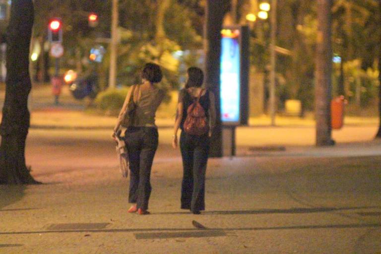 Camila Pitanga e amiga caminham no fim de tarde pelo Leblon