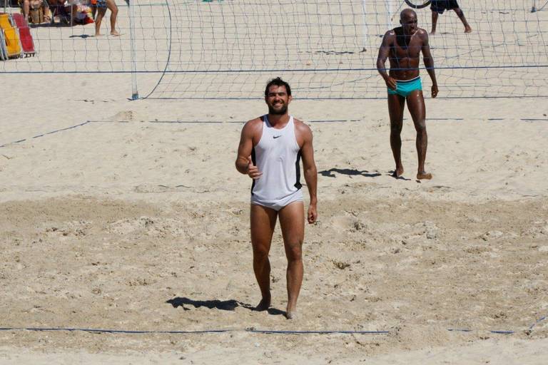 Thierry Figueira aproveita a manhã de sol na praia do Leblon