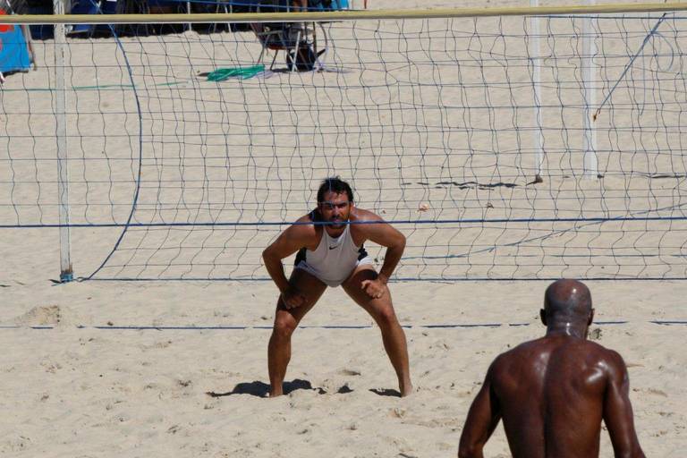 Thierry Figueira aproveita a manhã de sol na praia do Leblon