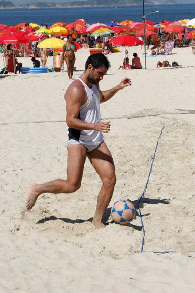 Thierry Figueira aproveita a manhã de sol na praia do Leblon