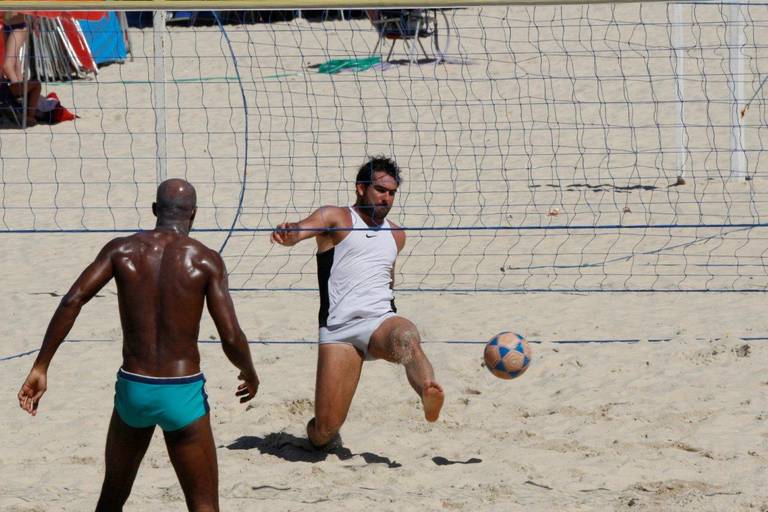 Thierry Figueira aproveita a manhã de sol na praia do Leblon