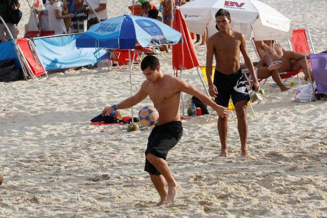 Thiago Martins joga futebol na praia do Leblon