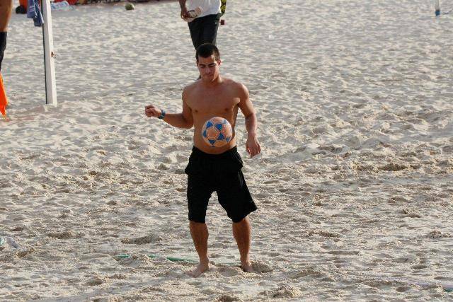 Thiago Martins joga futebol na praia do Leblon