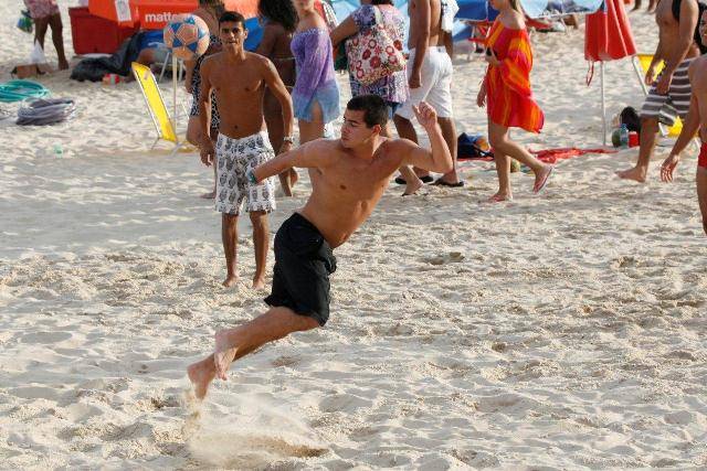 Thiago Martins joga futebol na praia do Leblon