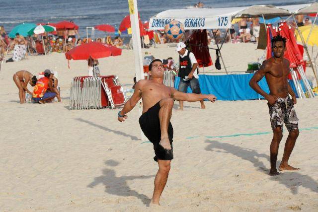 Thiago Martins joga futebol na praia do Leblon