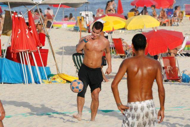 Thiago Martins joga futebol na praia do Leblon