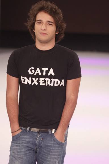 Humberto Carrão em desfile