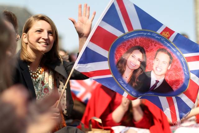 Mulher festeja casamento real em St. Andrews, na Escócia