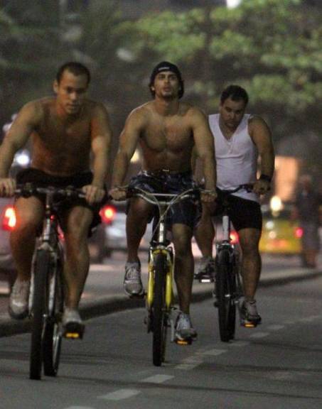 Jesus Luz anda de bike em Ipanema, Rio de Janeiro