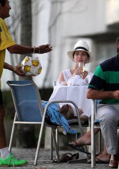 Nathalia Dill em restaurante no Arpoador, Rio do Janeiro