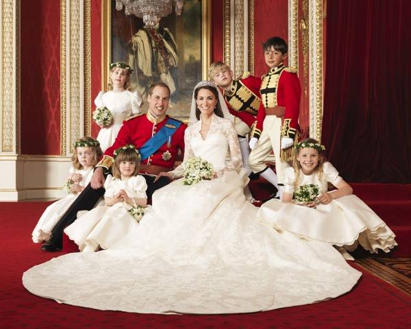 William e Kate com damas e pajens