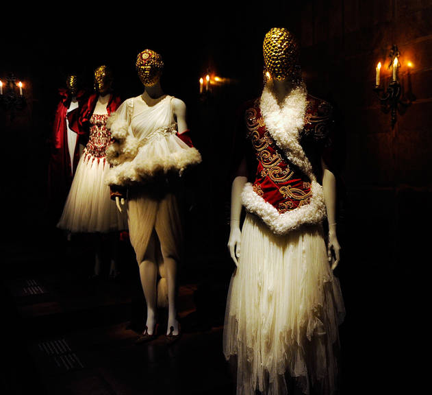 Prévia das peças expostas na exposição 'Alexander McQueen: Savage Beauty'