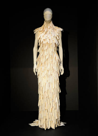 Prévia das peças presentes na exposição 'Alexander McQueen: Savage Beauty'