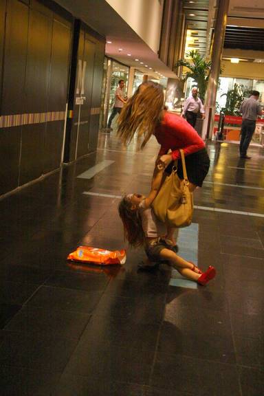 Maria Luiza brinca com a filha Maria Luiza em shopping no Rio de Janeiro