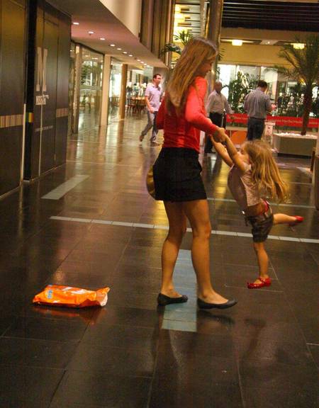 Maria Luiza brinca com a filha Maria Luiza em shopping no Rio de Janeiro