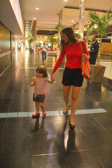 Maria Luiza brinca com a filha Maria Luiza em shopping no Rio de Janeiro