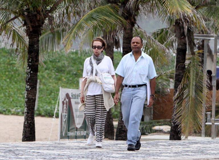 Fernanda Montenegro caminha na orla de Ipanema