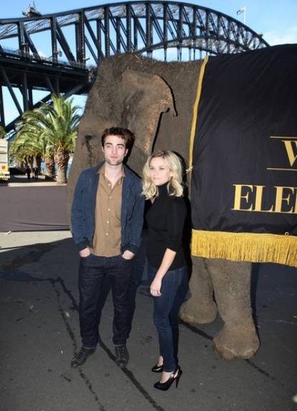 Reese e Pattinson ao lado de um elefante em Sydney