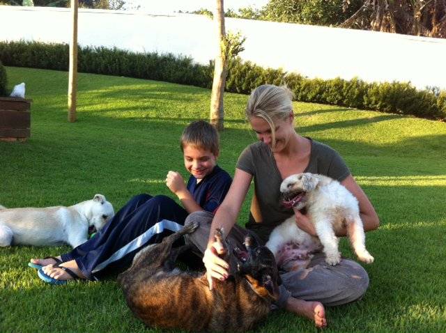 Ana Hickmann se diverte com cachorros