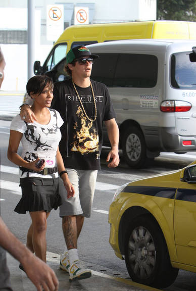 Felipe Dylon e sua Aparecida na saída do aeroporto