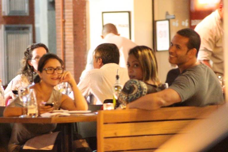 Maria Rita janta com amigos no Rio