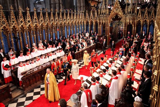 Príncipe Charles, Princesa de Wales e Camilla, Duquesa da Cornuália chegam à abadia de Westminster seguidos pela rainha Elizabeth II e pelo príncipe Philip, Duque de Endimburgo