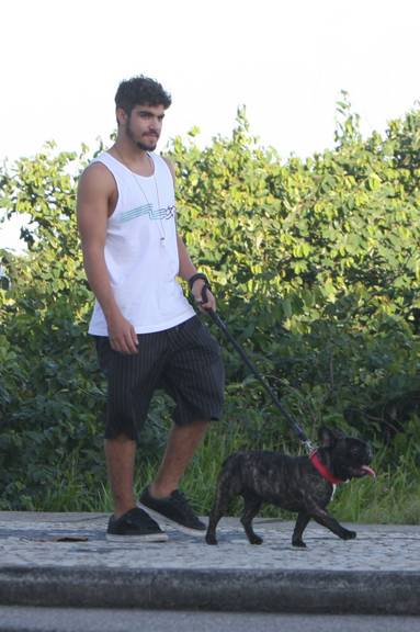 Caio Castro passeia com cachorro