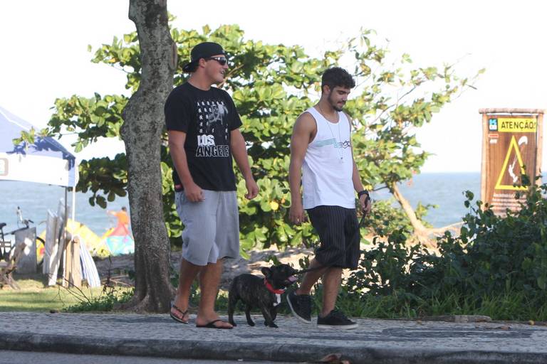 Caio Castro passeia com cachorro e amigo