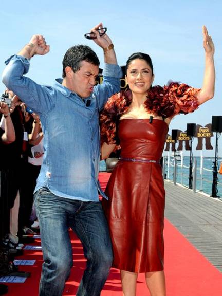 Banderas dança ao lado de Salma Hayek