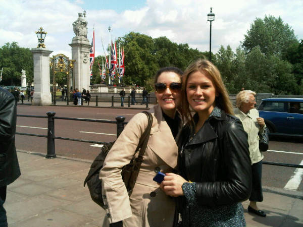 Fiorella Mattheis e Larissa Maciel em londres