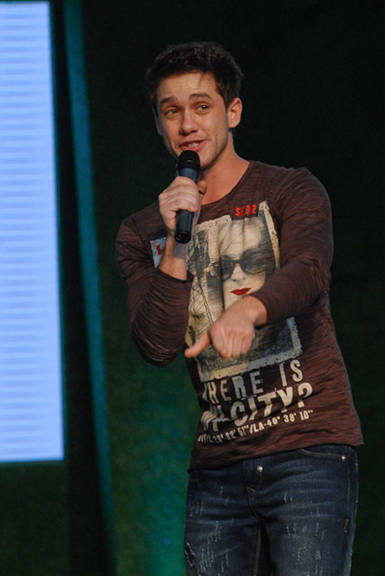 Leonardo Miggiorin canta durante desfile no Shopping Interlagos