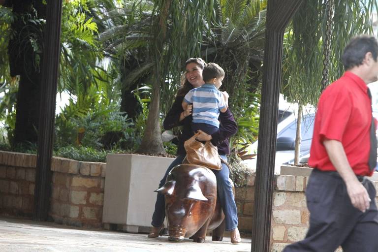 Lavínia Vlasak brinca com o fofo Felipe