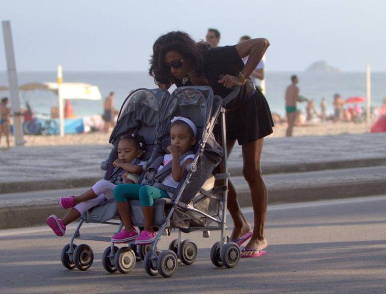 Glória Maria em programa de meninas com as filhas Maria e Laura