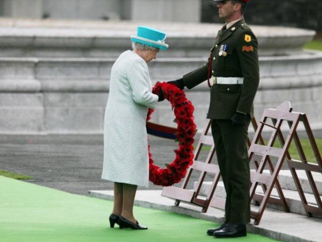 Rainha Elizabeth II durante cerimônia na Irlanda