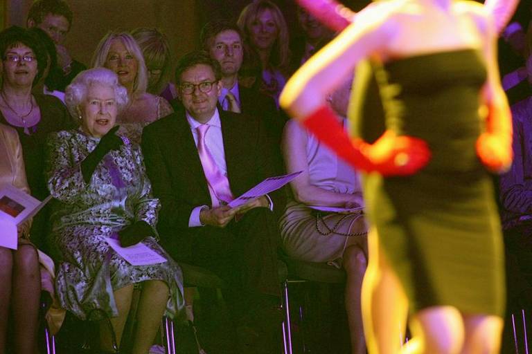 Rainha Elizabeth II comparece a desfile em Dublin