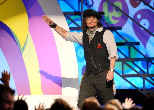 Johnny Depp participa de premiação do canal infantil Nickelodeons